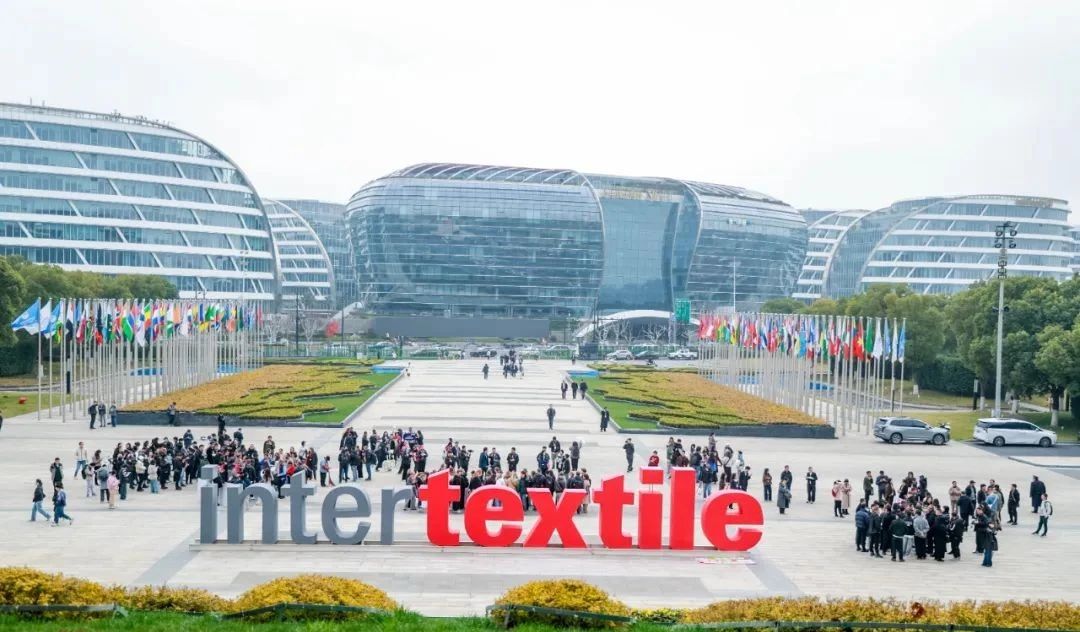 3月13日，為期三天的2025intertextile春夏面輔料展在國家會展中心（上海）圓滿落幕。本屆博覽會以近19萬平方米總展出面積，匯聚來自全球24個國家和地區的超3100家參展商。從源頭為紡織行業高質量發展注入信心與動能，展示了紡織行業的最新技術與創新成果。其中，海纖生物的海藻纖維、海絲林及海藻炭泥系列產品憑借其深海黑科技的獨特魅力，成為展會焦點，吸引了眾多專業觀眾的目光。
